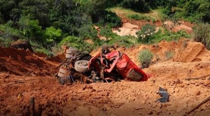 Caminhoneiro morre ap�s perder o controle e cair em ribanceira
