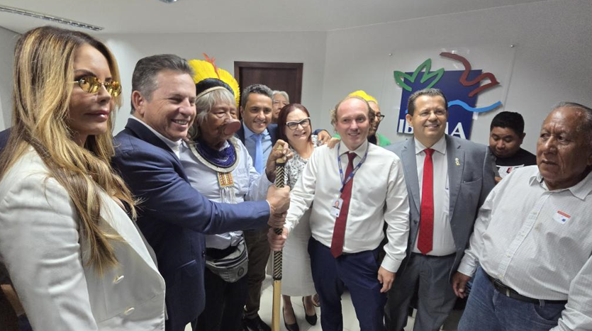 Cacique Raoni e governador de MT pedem apoio do Ibama para asfaltar MT-322 na regio do Xingu