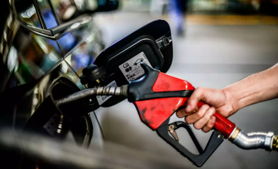 Pre�o m�dio da gasolina sobe para R$ 6,35 e � o mais alto em 2 anos