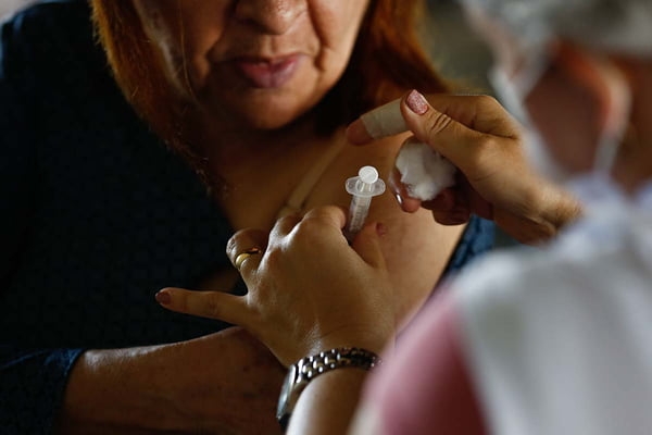 Ap�s pol�micas, AstraZeneca decide parar fabrica��o de vacina da Covid