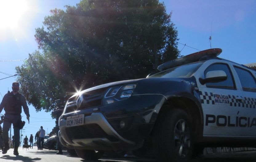 Homem � preso por tentar matar idoso com faca em Campos de J�lio