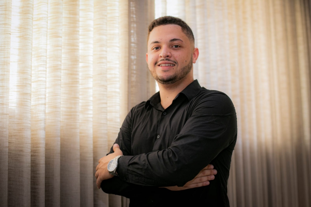 Aos 20 anos, empreendedor vende sonhos por meio de cortinas e persianas