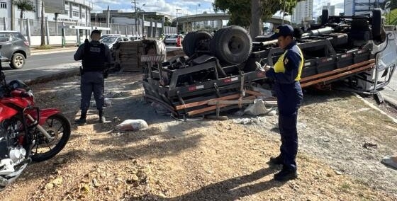 Caminh�o perde freio, bate em carro e os dois capotam na Av. do CPA