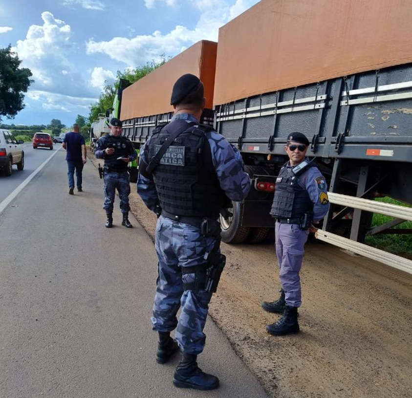 Pol�cia apreende carga irregular de pneus avaliada em R$ 500 mil em Alto Araguaia-MT
