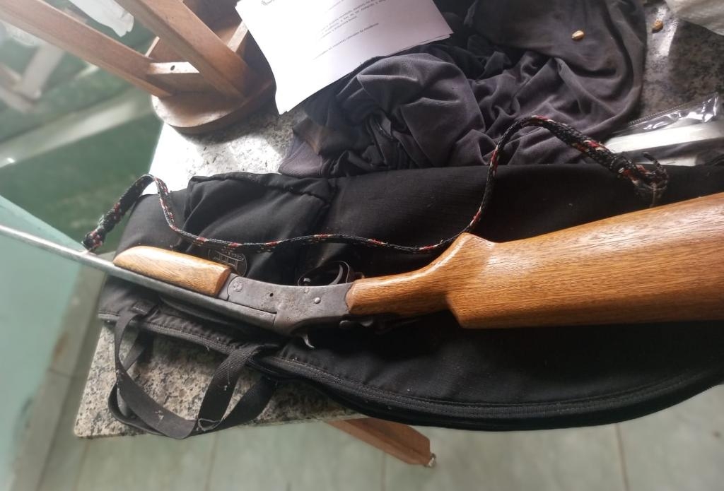 Policiais civis apreendem arma de fogo com homem investigado por viol�ncia dom�stica