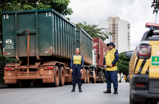 Secretaria de Mobilidade Urbana autua seis caminh�es por circula��o em hor�rio proibido em Cuiab�