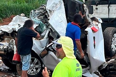 Homem morre prensado em acidente entre caminhes na BR-163 em Sinop