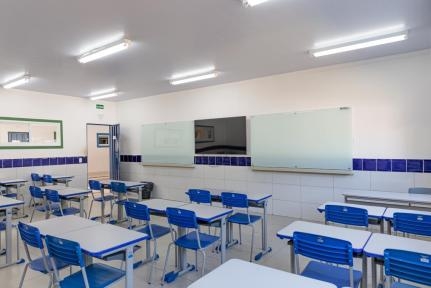 Professor encontra 12 por��es de coca�na e 4 de maconha na mochila de aluno