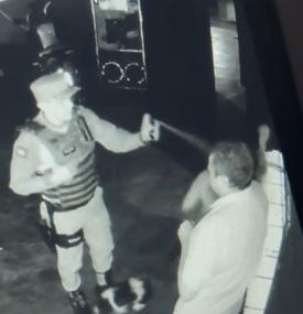 Ex-candidato a prefeito, policial � afastado por jogar spray de pimenta em mulheres