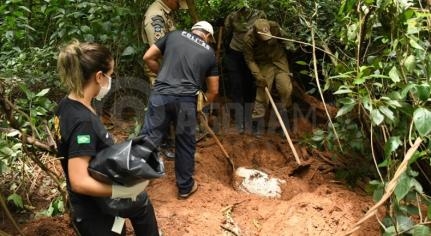 Opera��o encontra mais dois corpos em cemit�rio de fac��o; 10 v�timas foram achadas