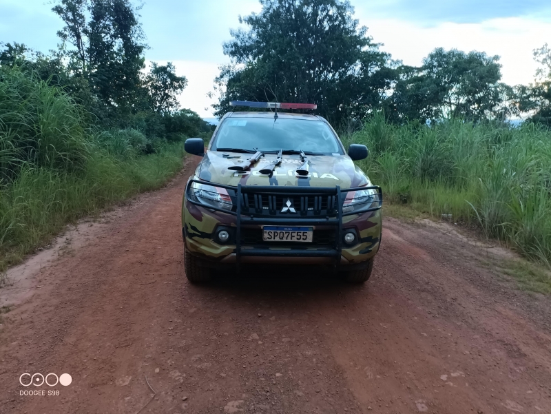 Pol�cia Militar flagra homem com armas e filhos menores em �rea rural de Juscimeira
