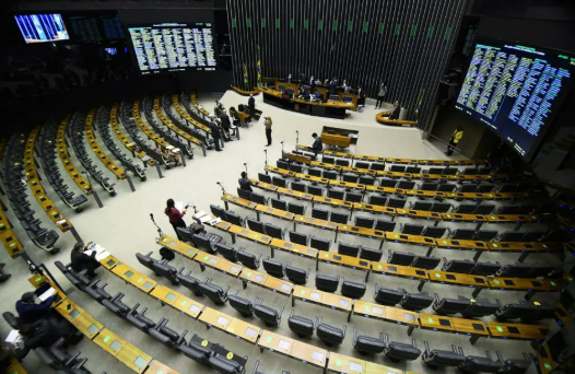 C�mara aprova pena para quem divulgar imagens de nudez geradas por IA