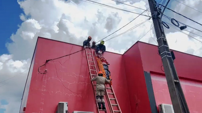 Bombeiros resgatam homem vtima de choque eltrico em telhado de residncia em Sinop