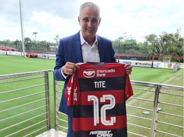 Tite chega ao Ninho do Urubu para trabalhar e exibe camisa do Flamengo