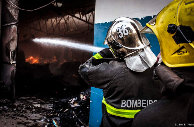 Bombeiros controlam incndio em depsito de padaria em Alta Floresta