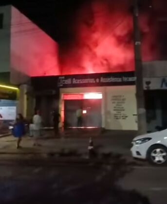 Homem briga com esposa e coloca fogo em casa