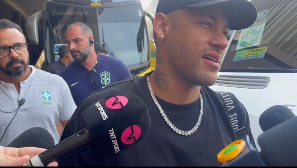 Neymar j� est� em Cuiab� e participa do treino �s 17h