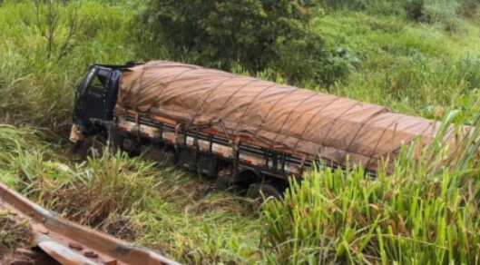 Caminhoneiro de 70 anos sofre ferimentos leves em acidente na BR-163 em Sorriso