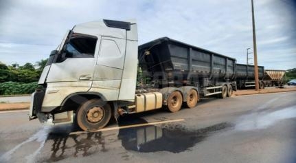 Acidente entre carretas bloqueia parcialmente BR-264 em Rondon�polis