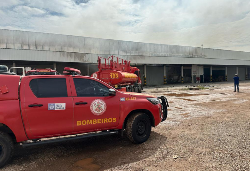 Bombeiros combatem inc�ndio de grandes propor��es em dep�sito de supermercado em Cuiab�
