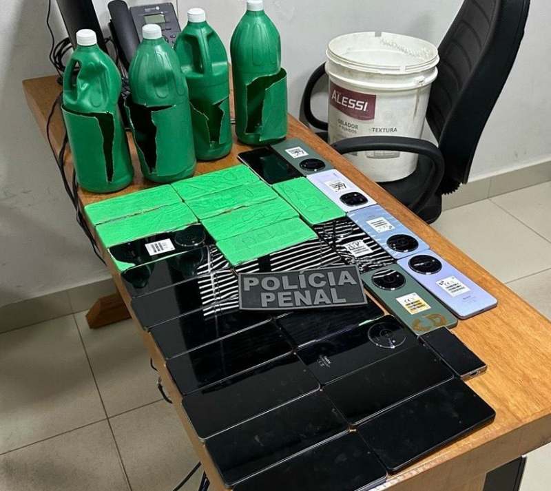 Presos s�o flagrados tentando levar celulares escondidos em frascos de �gua sanit�ria para dentro de carceragem