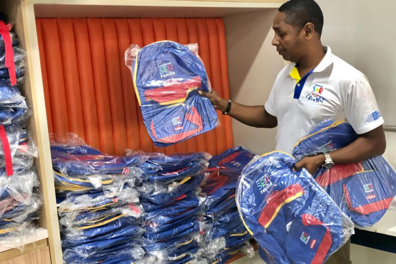Setasc entrega kits escolares para crianas do programa Ser Famlia Criana em Pocon