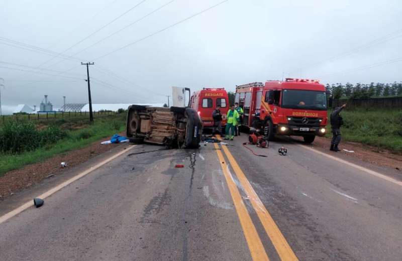 Bombeiros resgatam v�tima presa em ambul�ncia ap�s colis�o com caminh�o de lixo na MT-208