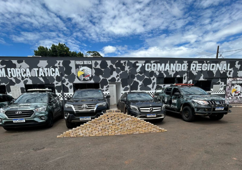 For�a T�tica apreende 170 tabletes de pasta base de coca�na e prende tr�s homens em Tangar� da Serra
