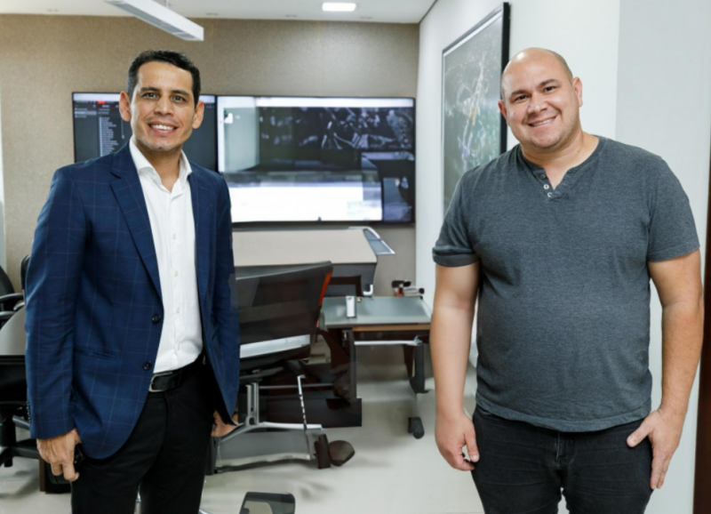 Abilio e secret�rio de Habita��o assinam termos para constru��o de 500 casas