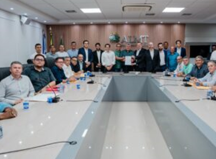 Prefeito Vereadores de Barra do Gar�as buscam apoio de Max Russi para programa de recupera��o asf�ltica