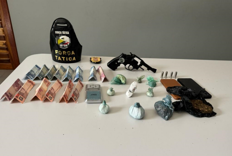 For�a T�tica prende tr�s membros de fac��o criminosa por tr�fico de drogas e porte ilegal de arma em Matup�