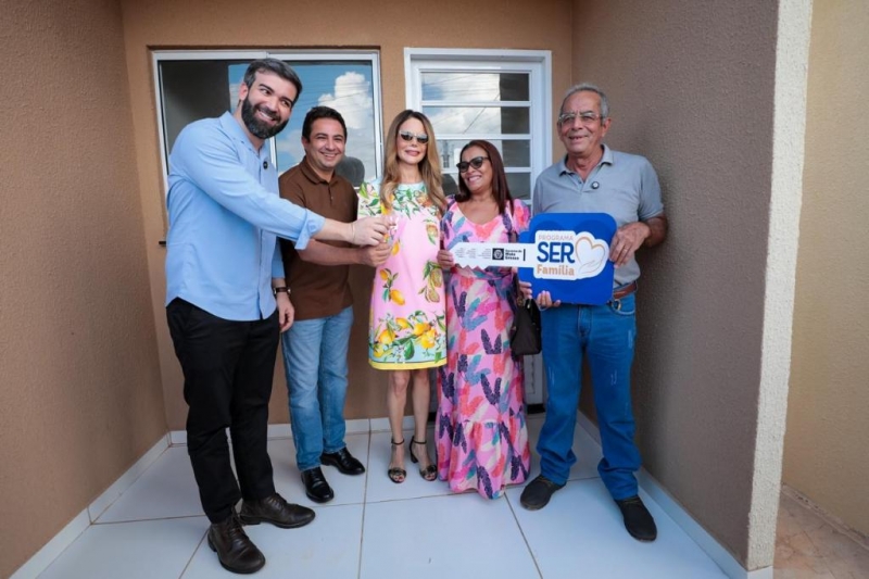 Primeira-dama de MT entrega primeira casa sorteada no Casamento Aben�oado