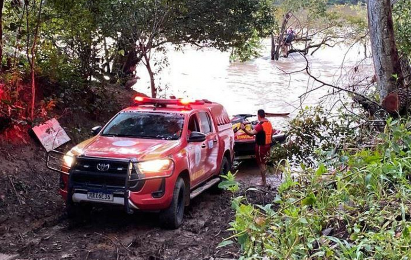 Bombeiros resgatam quatro pessoas ap�s embarca��o virar no rio Teles Pires