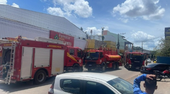 Inc�ndio de grandes propor��es atinge restaurante em V�rzea Grande