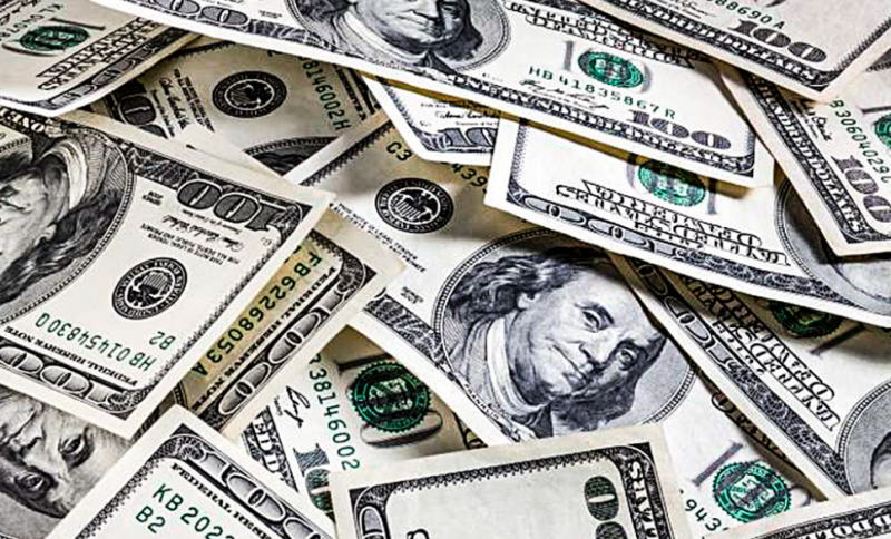 D�lar cai para R$ 5,68 e fecha no menor valor de 2025