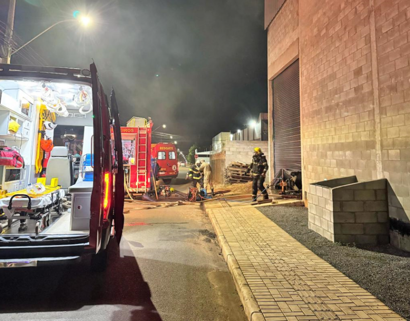 Bombeiros combatem inc�ndio em ind�stria de m�veis planejados em Sorriso