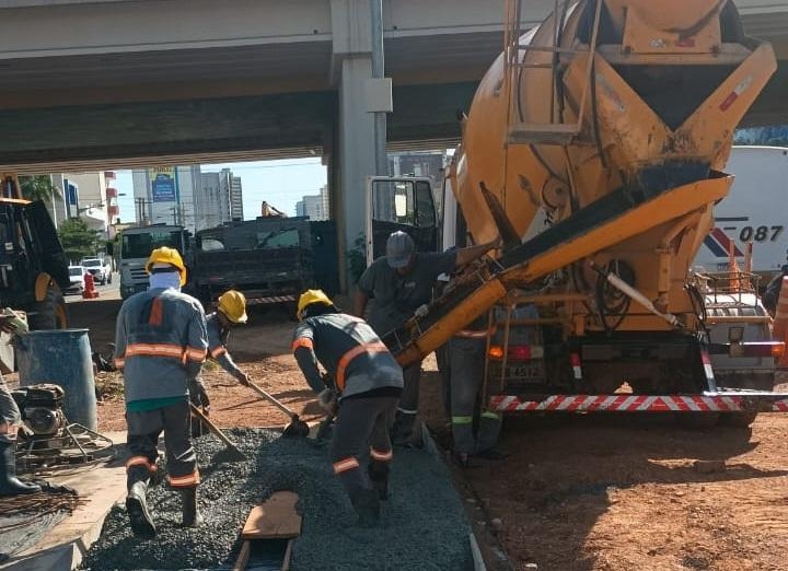 Cons�rcio retoma obras do BRT na Avenida do CPA