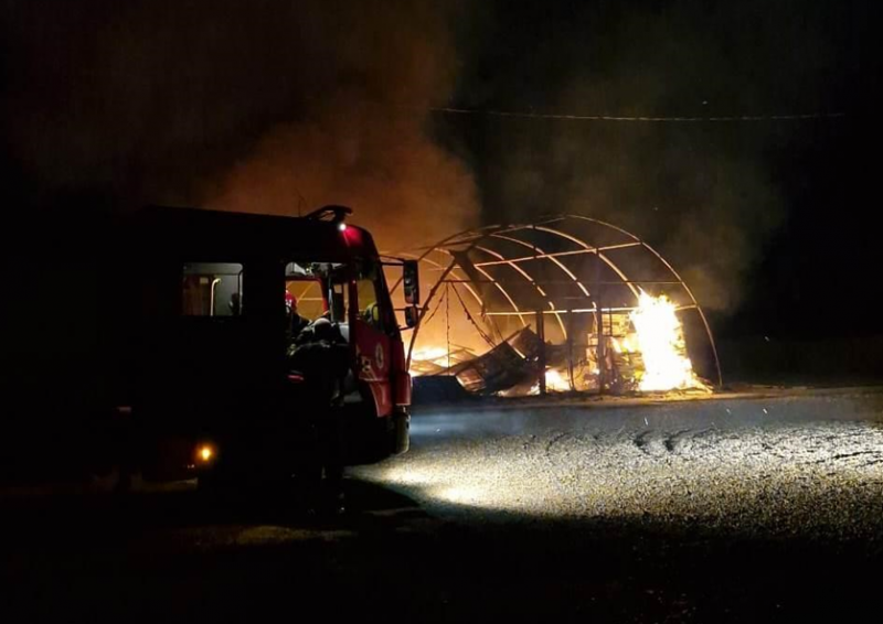 Bombeiros combatem inc�ndio em almoxarifado de fazenda em Juscimeira