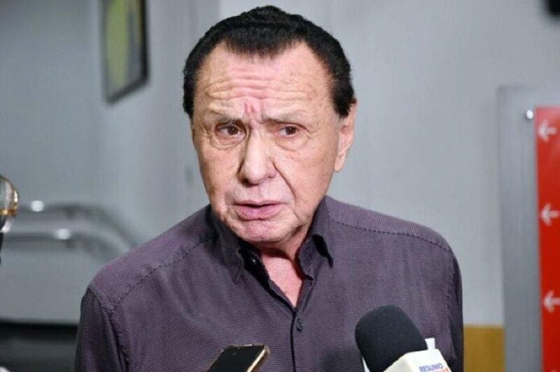 Carlos Bezerra � internado em UTI ap�s cair e bater a cabe�a;