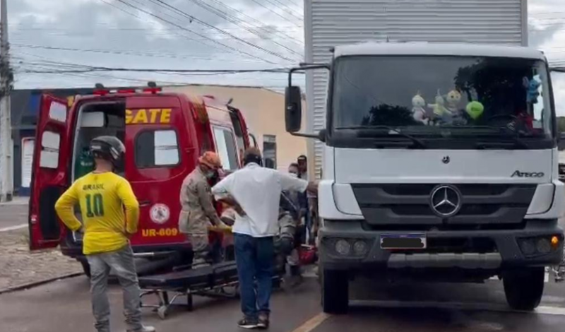 Ciclista � socorrida ap�s acidente de tr�nsito com caminh�o
