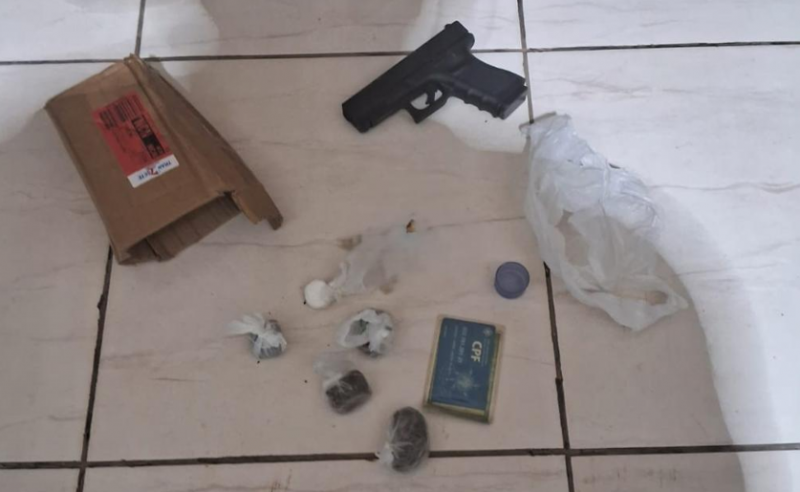 Pol�cia Civil apreende tr�s adolescentes e prende adulto por picha��o com siglas de fac��o