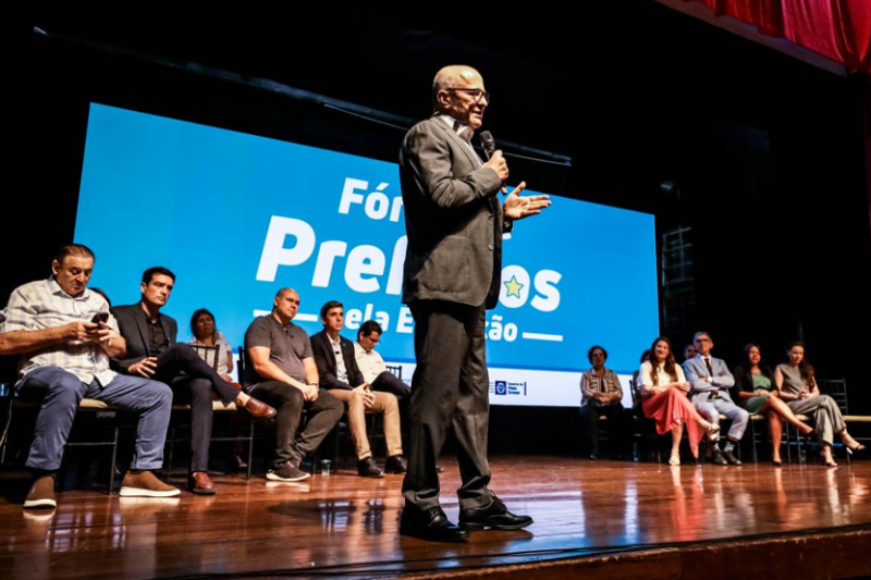 Mais de 100 prefeitos participam do 1 Frum de Prefeitos pela Educao em Cuiab