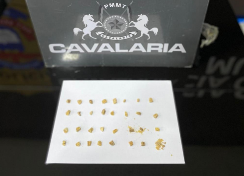 Adolescente � apreendido com 31 pedras de pasta base de coca�na