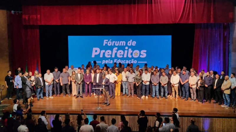 Prepara��o para o SAEB domina debates no encerramento do 1� F�rum de Prefeitos pela Educa��o