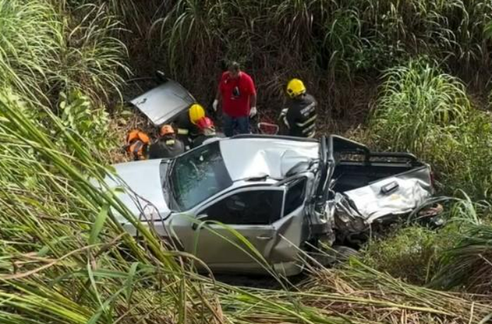 Bombeiros resgatam v�tima presa em ve�culo ap�s acidente na BR-174