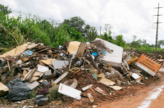 Descarte irregular volta a ocorrer 10 dias ap�s retirada de 340 toneladas de lixo em Cuiab�