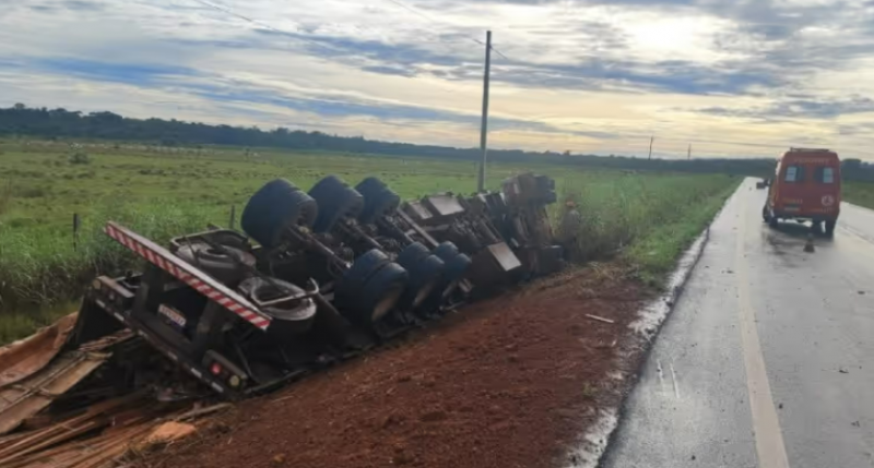 Motorista morre ap�s tombar carreta carregada de madeira na MT-170 em Ju�na