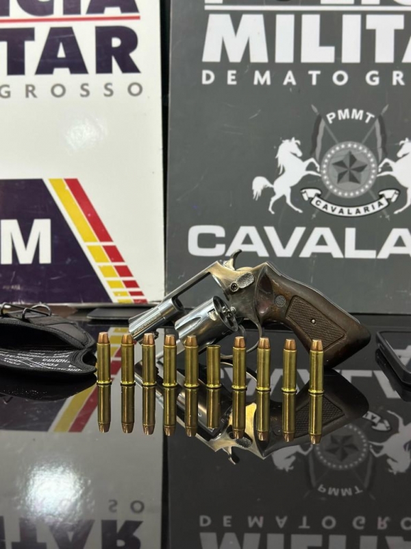 Cavalaria da PM prende cinco pessoas e apreende rev�lver e muni��es em Nova Mutum