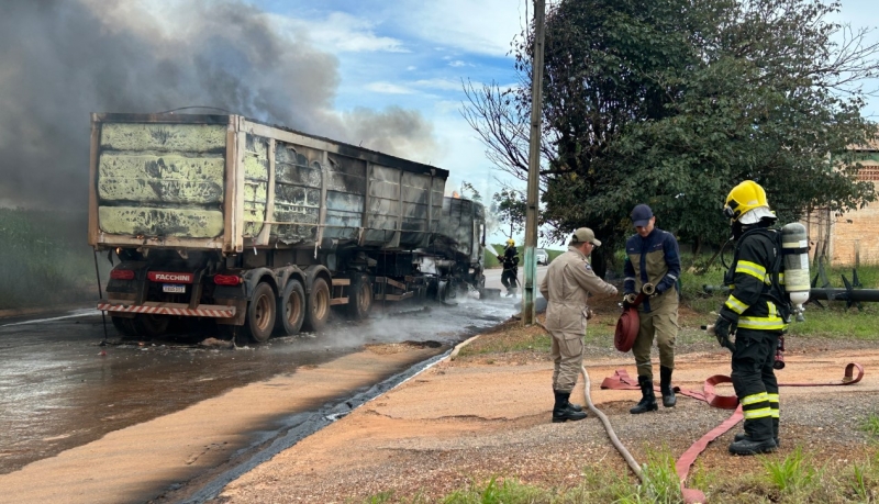 Inc�ndio consome caminh�o na BR-163 em Sorriso