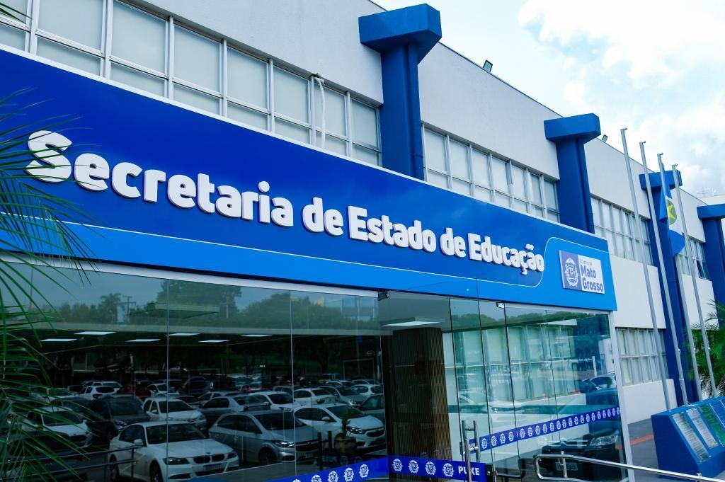 Confira edital do concurso para preenchimento de 1.500 vagas de professor com salrios que podem chegar a R$17 mil